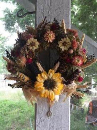 Example of an arrangement with sand-dried sunflower.